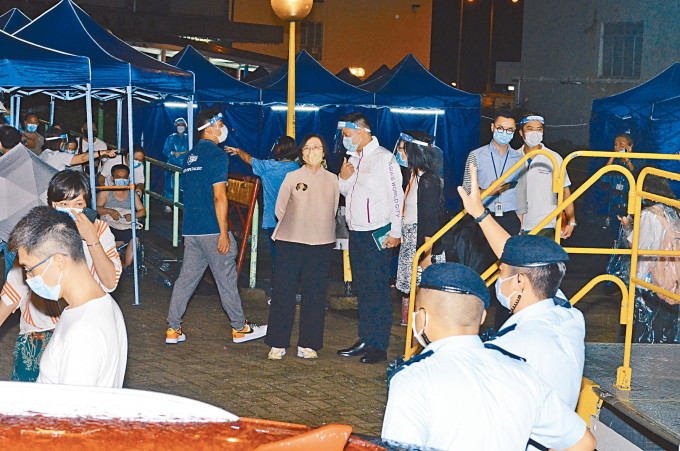 食衞局局长陈肇始昨夜临大埔运头塘邨运亨楼，了解居民检测情况。