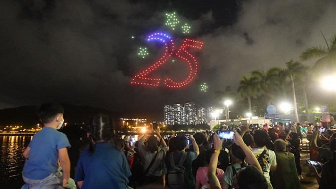 無人機匯演於上空拼出多樣代表性圖案，祝賀香港回歸25周年。
