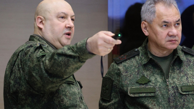2022年12月，俄军指挥官苏洛维金（Sergei Surovikin）和国防部长绍伊古（Sergei Shoigu）就乌克兰战事与普京开会 。 美联社