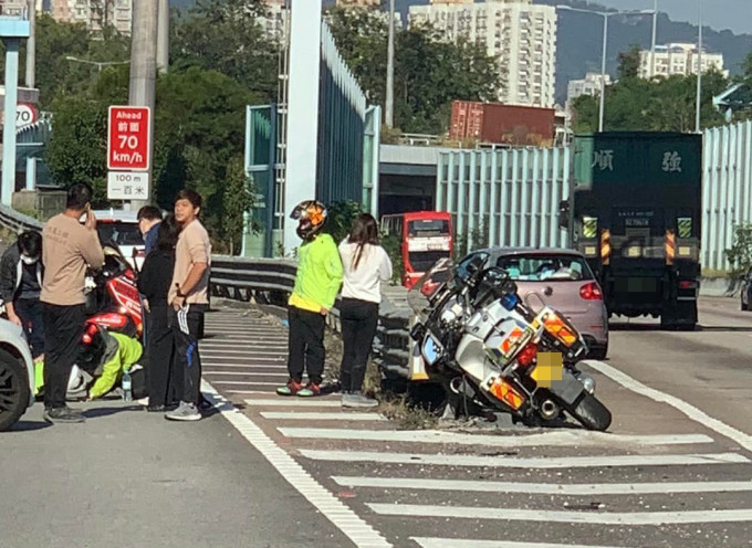 有市民上前協助。 香港突發事故報料區FB圖