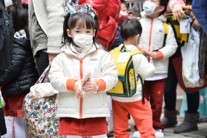 小学及幼稚园明日起提早放年假。