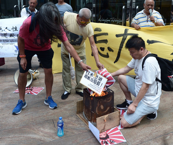 保釣行動委員會成員焚燒請願信及印有日本首相安倍晉三頭像的紙張，以示不滿。蘇正謙攝