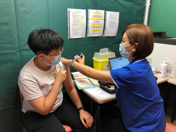 共約有900名學生及教職員已登記於7月7日及8日接種復必泰疫苗。