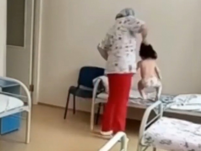 俄罗斯护士被拍下扯女病童头发扔上病牀。(网图)