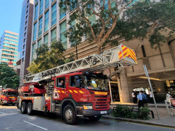 尖沙嘴海景嘉福洲际酒店发生二级火警，多辆消防车到场。