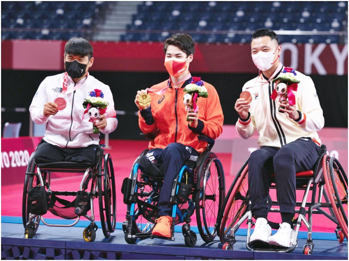 特首祝賀陳浩源（右）奪得銅牌。香港殘疾人奧委會暨傷殘人士體育協會fb圖片