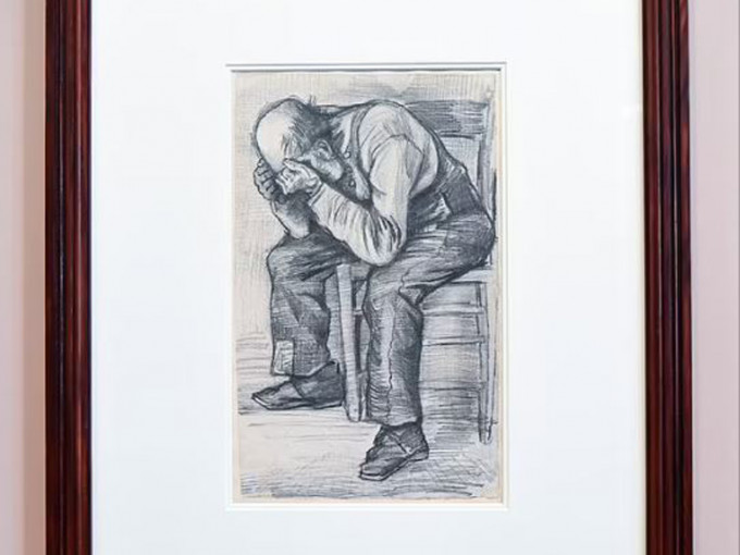 画作呈现秃头老人，弯着身子颓坐在椅子上，双手捧头，一副体力耗尽，疲惫不堪的状态。（路透社图片）