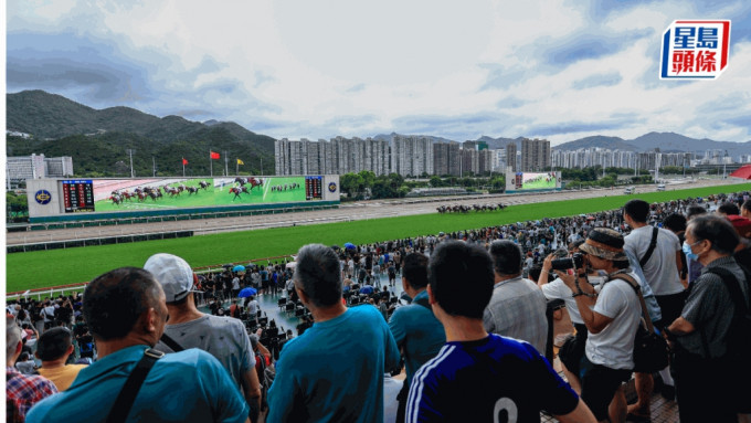 马季今日煞科，3号风球下马迷照样到沙田马场「追宝尾」。丹尼尔摄