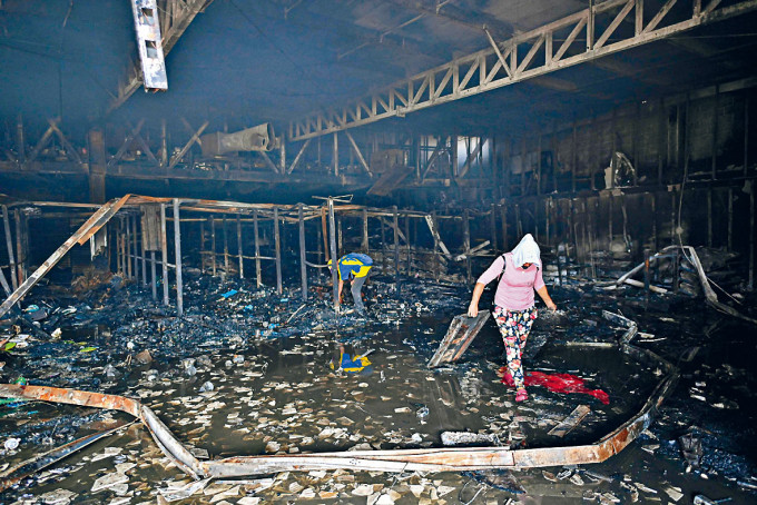 卡利市被焚烧的商店。