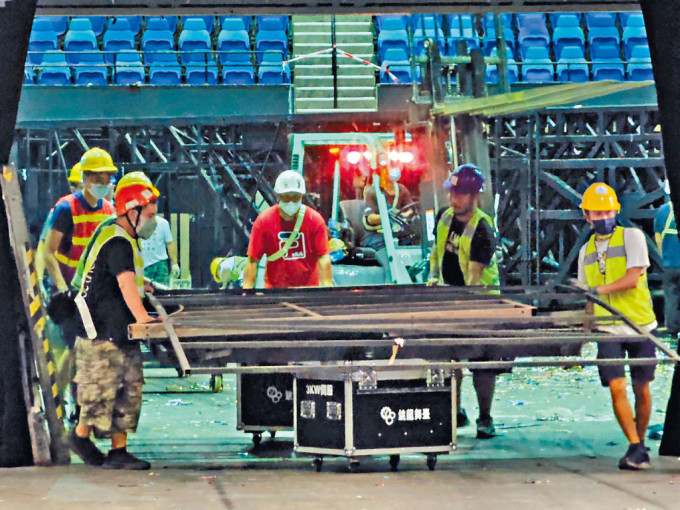 一批工人昨晚在红馆拆除舞台，以便警方今日凌晨进入检取天花板装置作为证物。 
