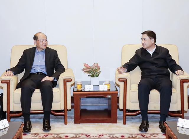 公安部常務副部長王小洪(右)與前警務處處長曾偉雄(左)會面。 公安部圖