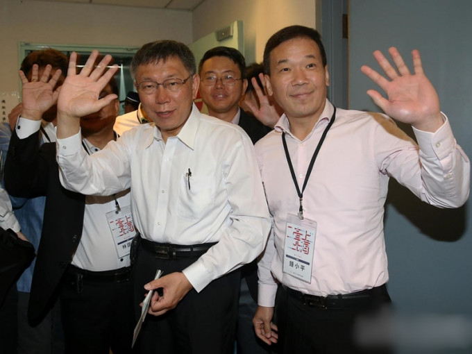 台北市長柯文哲（前排左）率團搭機啟程前往上海。　網上圖片