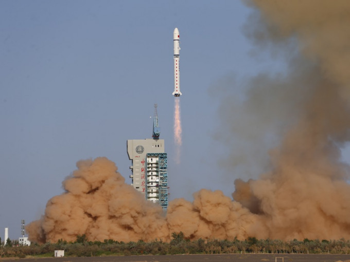 長征二號丁運載火箭成功將試驗六號02星送入預定軌道。新華社