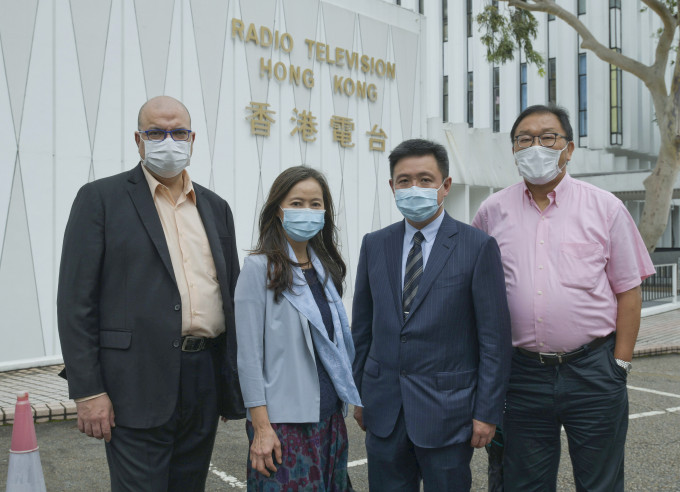 香港电台顾问委员会昨日举行今届最后一次会议，并向梁家荣提出四个建议。陈浩元摄
