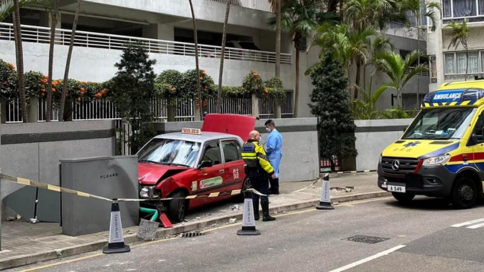 一輛的士剷上行人路並撞倒一個電箱。網民Ricky Cheung圖片