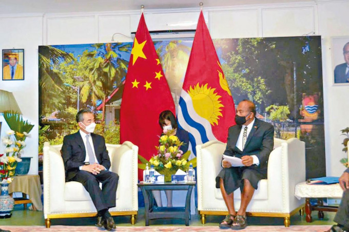 王毅和基里巴斯總統兼外長馬茂會面。