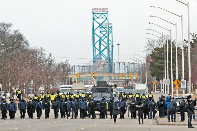 加拿大安省警員周日在美加貿易要道「大使橋」清場。