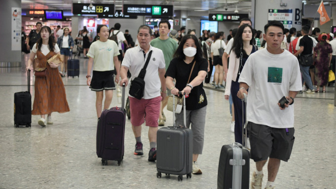 中秋國慶黃金周吸引大批內地旅客來港。資料圖片