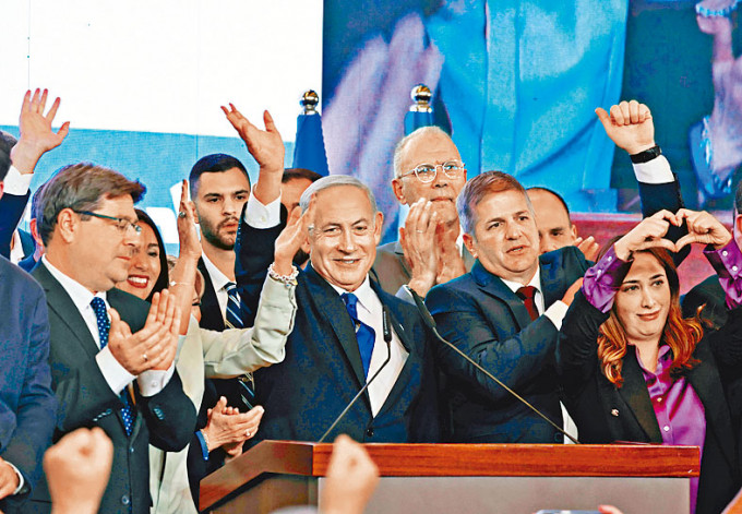 内塔尼亚胡（中）周三在耶路撒冷的竞选总部，向支持者发表讲话。