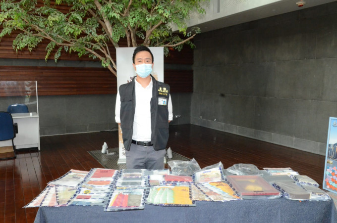 警方檢獲一批名牌手袋及現金等。