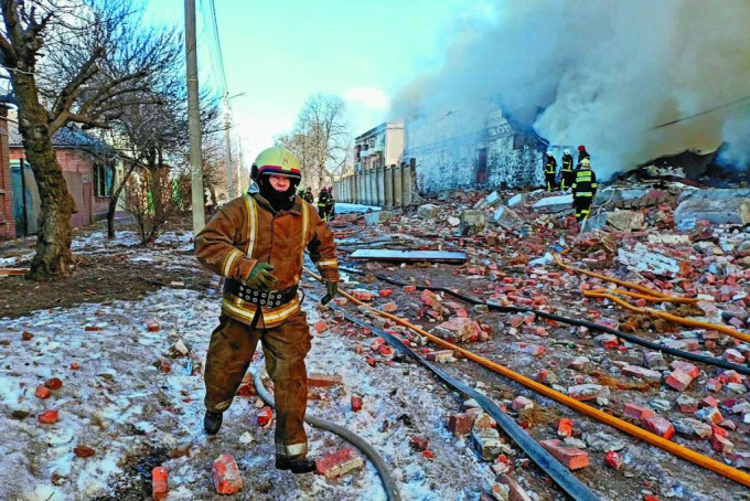 遭俄军炮轰的乌克兰哈尔科夫市内有货仓起火。