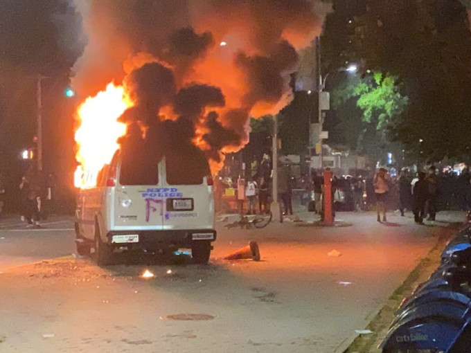 示威演变成暴力冲突有人纵火烧车。AP