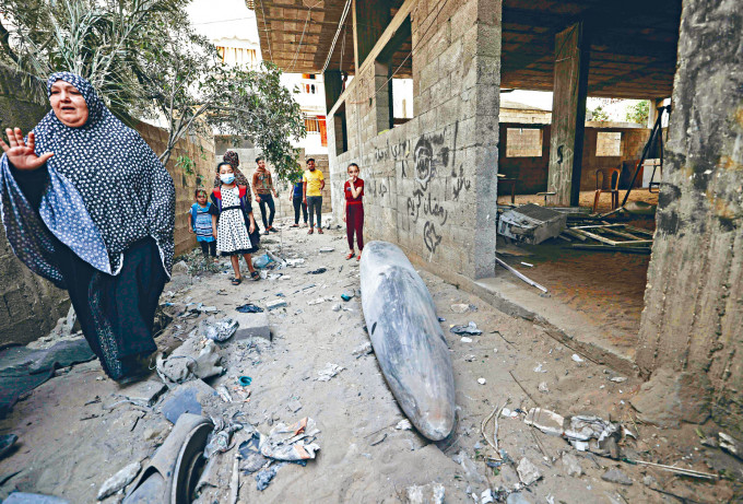 加沙城有以军战机投下未爆的炸弹。