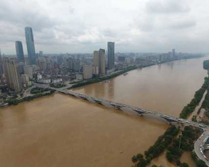 湖南長沙橘子洲大橋附近湘江航道沿江親水步道全部被水淹沒。新華社