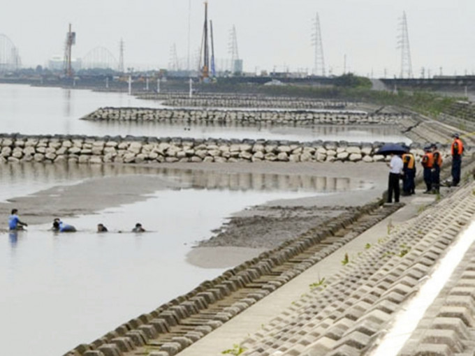 日本一名男子在泥灘掘蜆時驚見女屍，當地警方成立70人調查小組跟進。網上圖片