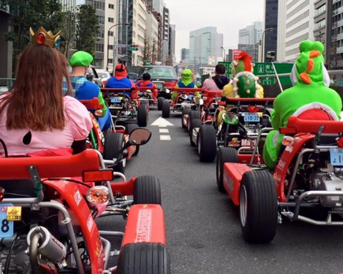 真人版「孖宝兄弟高卡车」在东京广受外国游客欢迎。网图