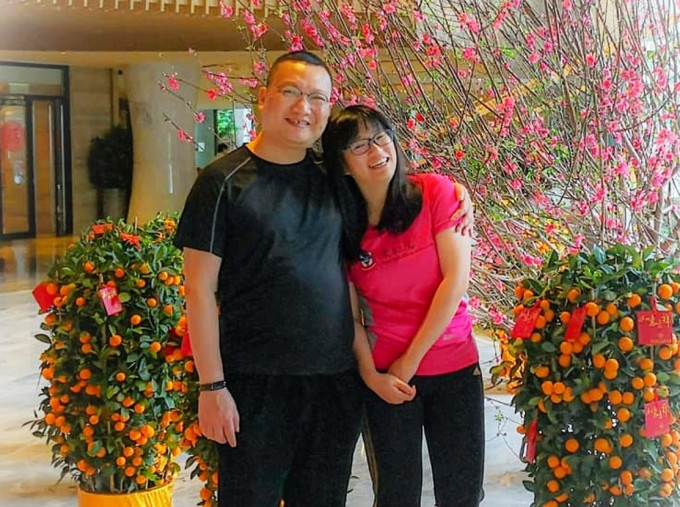 邹幸彤（右）在公开信答应野渡的求婚。facebook图片