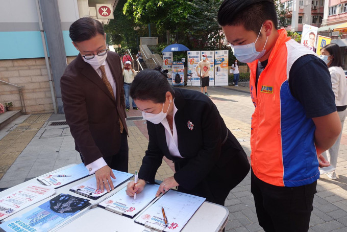 民建联港岛团队在各区设签名街站，支持落实「爱国者治港」，律政司司长郑若骅亲到坚尼地城街站签名。