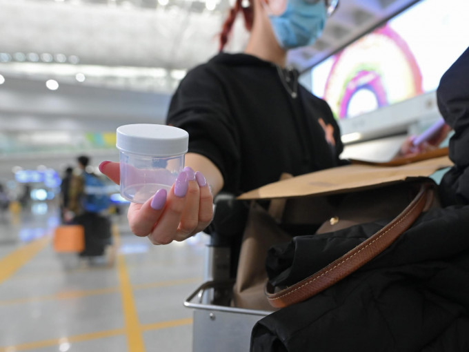 當局下午開始於機場為抵港長者提供樣本瓶收集深喉唾液。