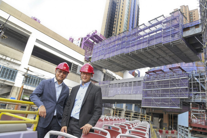 新辉建筑副总经理何冠豪(左)，新鸿基地产项目经理丘俊生(右)。