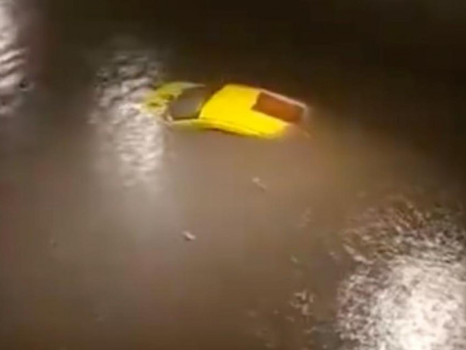 暴雨下重慶車輛被淹僅露車頂。