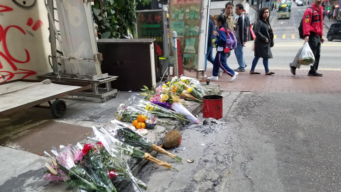 車禍現場擺放有市民放下悼念的鮮花。