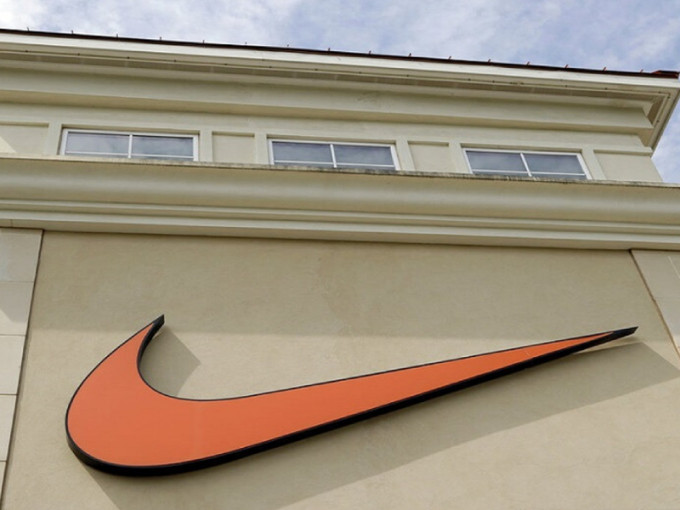 疫情下Nike越南厂房运作受阻，令Nike下调全年营利预测。AP资料图片