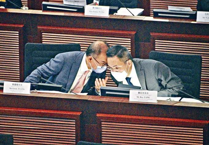 ■政制及內地事務局局長曾國衞（左）及常任秘書長鄧忍光（右）出席立法會會議。