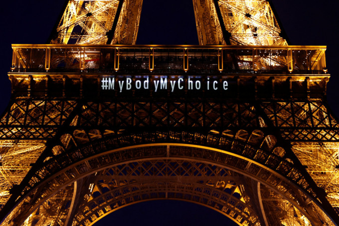 法國墮胎權入憲後，巴黎鐵塔亮燈：我的身體我的選擇。路透社