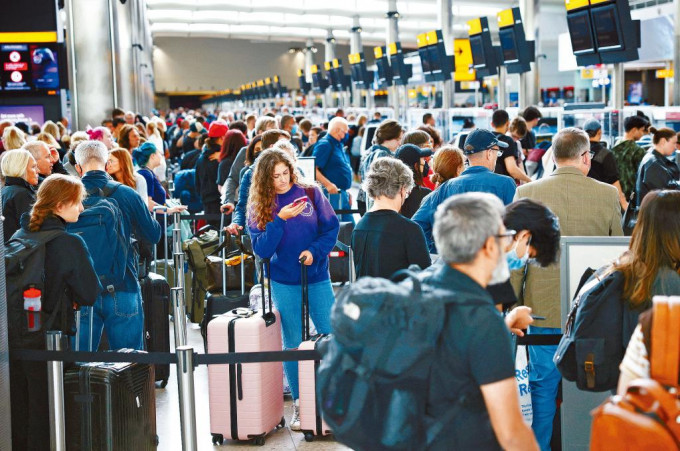 英國倫敦希斯路機場即日起至九月十一日，每日離境旅客人數上限為十萬，以解決因職員不足導致旅客大排長龍等問題。