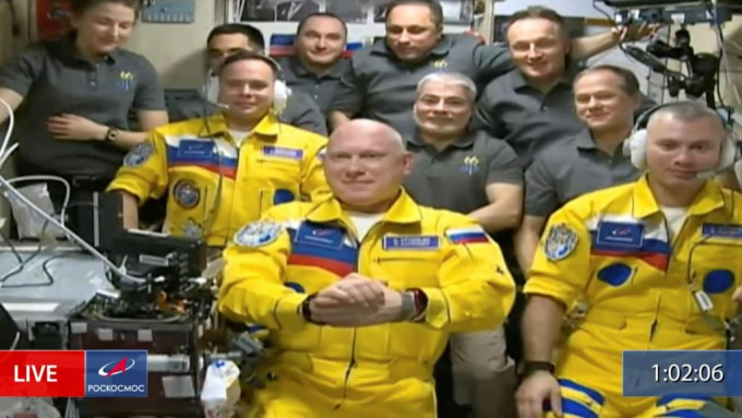 俄罗斯航天局指3人穿的是正规俄罗斯太空衣。AP