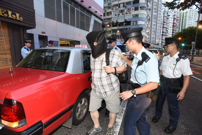 60岁姓何男司机涉嫌「滥收车资」、「拒捕」及「疯狂驾驶」被捕。