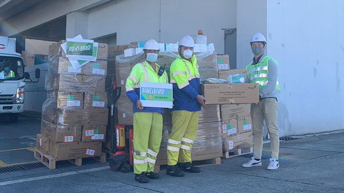 环保署向堆填区及废物转运站员工派发3万个KN95口罩及快速测试。政府新闻处图片