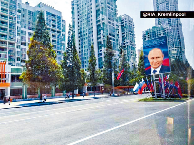平壤街头竖立普京肖像，欢迎他访朝。