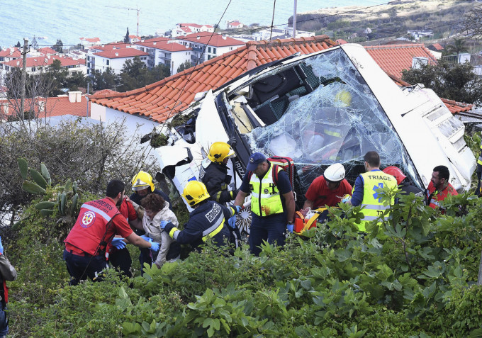 葡萄牙旅遊巴車禍增至29死。 AP圖