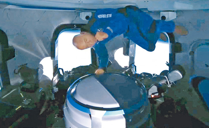 贝索斯在太空体验无重力状态。