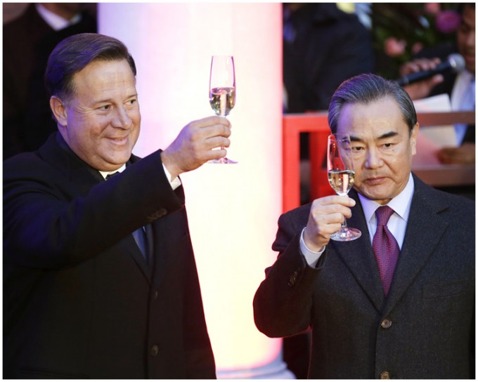巴拿馬總統巴雷拉與中國外長王毅一同為巴拿馬駐華大使館揭牌。AP圖片