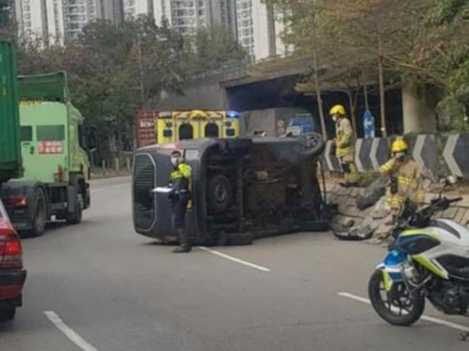 客貨車橫亙在馬路上。香港突發事故報料區 網民Kelvin To‎