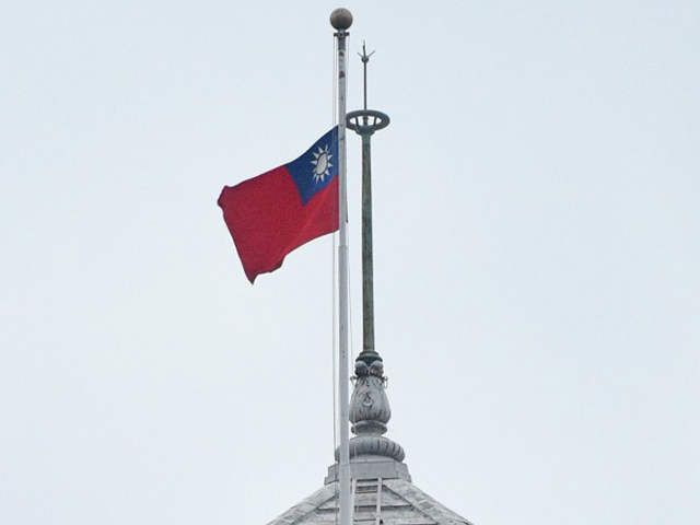 台湾行政院指示全台各机关（构）及各级学校，包括中、小学等，今日下半旗。 网图