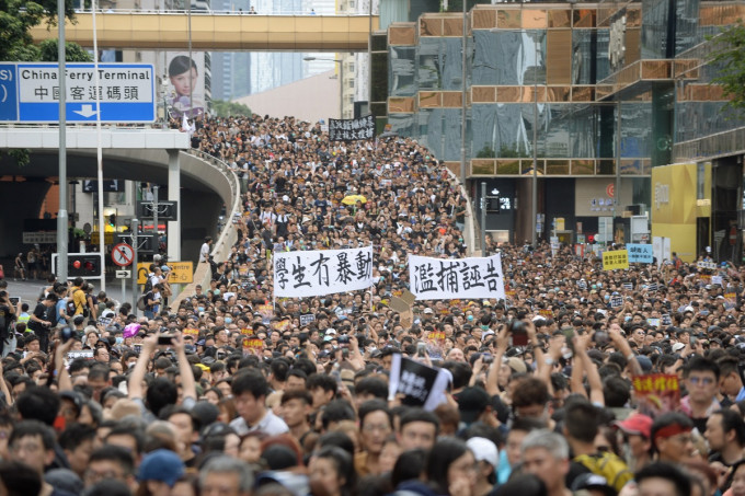 网民号召今晚港岛游行，警方指会迅速果断执法。资料图片